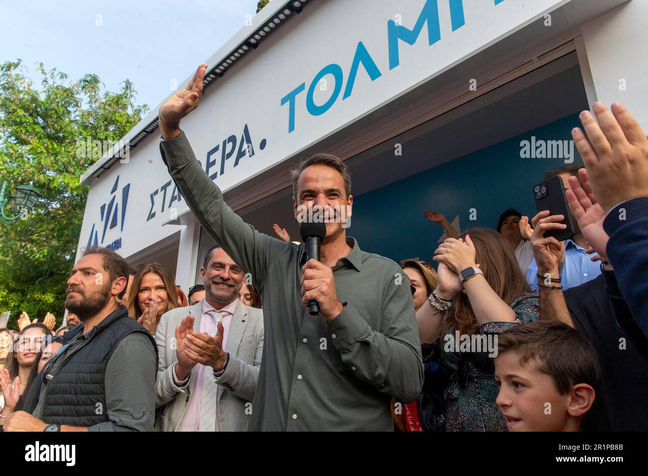 Atene, Grecia. 14th maggio, 2023. Il primo ministro greco Kyriakos Mitsotakis si rivolge ai sostenitori del suo partito politico Nuova democrazia ad Atene, in Grecia, il 14 maggio 2023. Il primo ministro greco Kyriakos Mitsotakis ha escluso domenica la prospettiva di cooperazione con il partito socialista PASOK-KINAL (movimento socialista panellenico per il cambiamento) per formare un governo di coalizione dopo le prossime elezioni generali.ANDARE CON 'il PM greco esclude la cooperazione con i socialisti dopo le elezioni' Credit: Marios Lolos/Xinhua/Alamy Live News Foto Stock