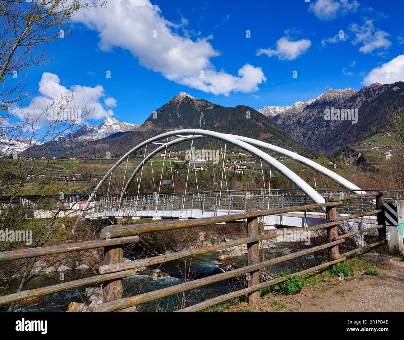 Una vista panoramica di un ponte che attraversa il fiume Passero in Alto Adige, Italia. Foto Stock