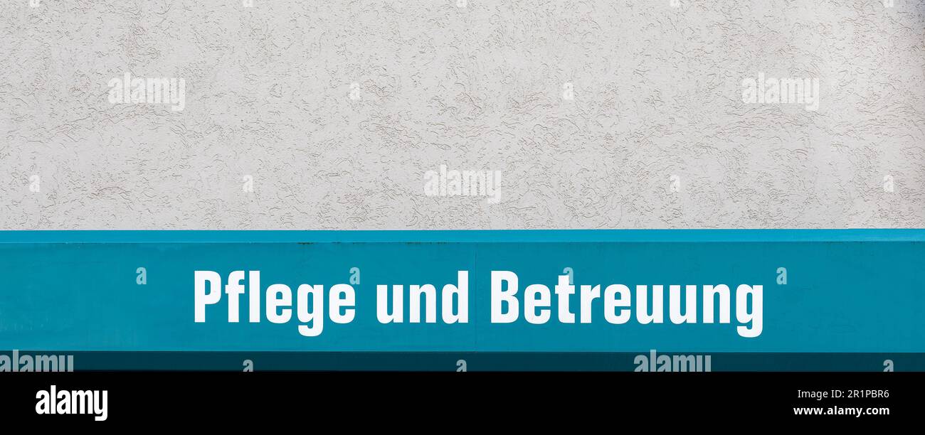 Firma sulla parete di una casa di riposo e di cura. Il testo Pflege und Betreuung è tedesco per l'assistenza infermieristica e la cura. Foto Stock