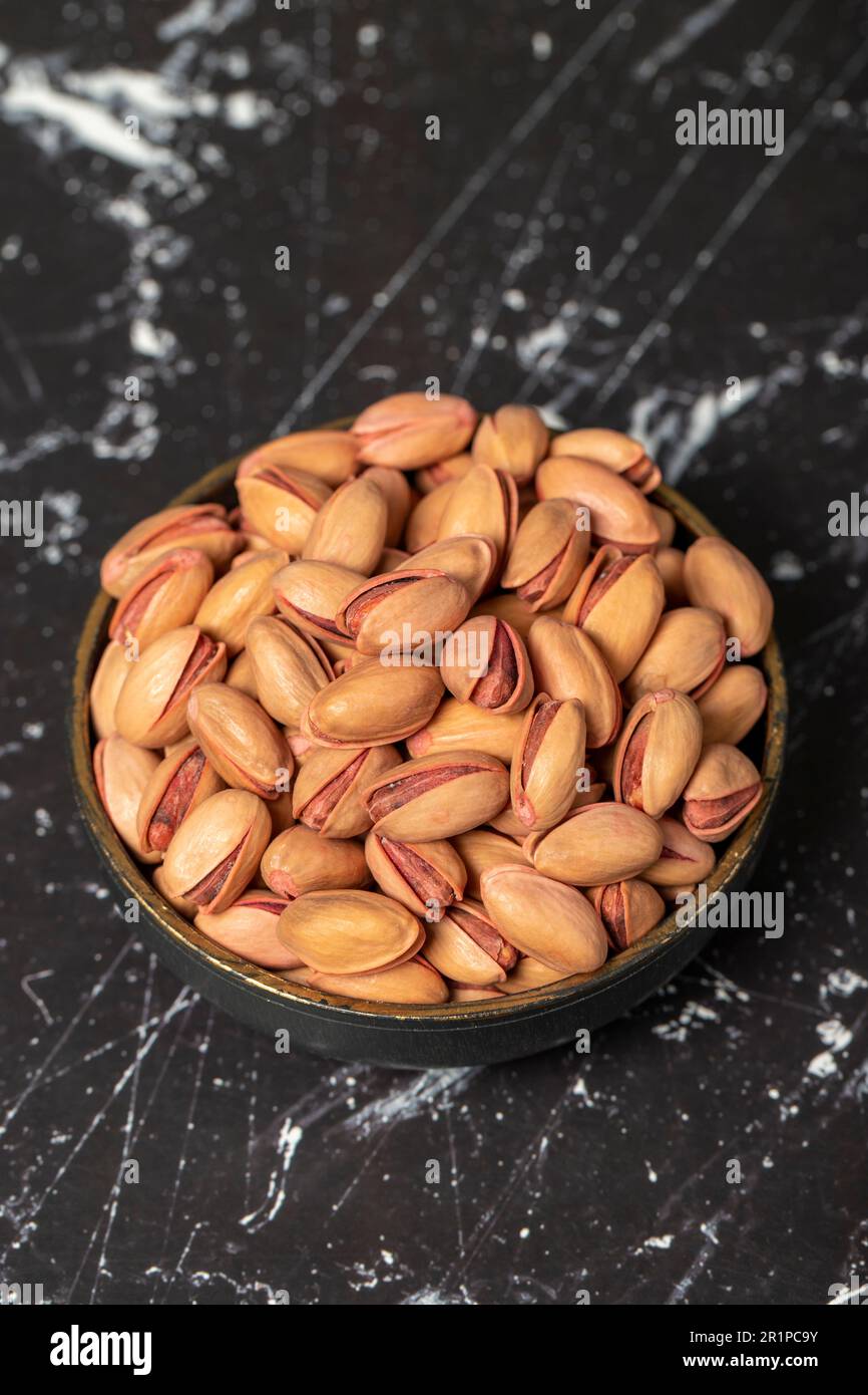 Pistacchio. Pistacchio in guscio in ciotola. Supercibo. Cucina vegetariana. Spuntini salutari Foto Stock