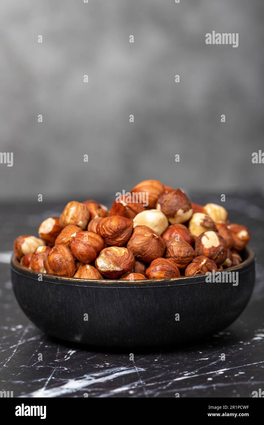 Nocciola. Nocciole sbucciate nel recipiente. Supercibo. Cucina vegetariana. Spuntini salutari Foto Stock