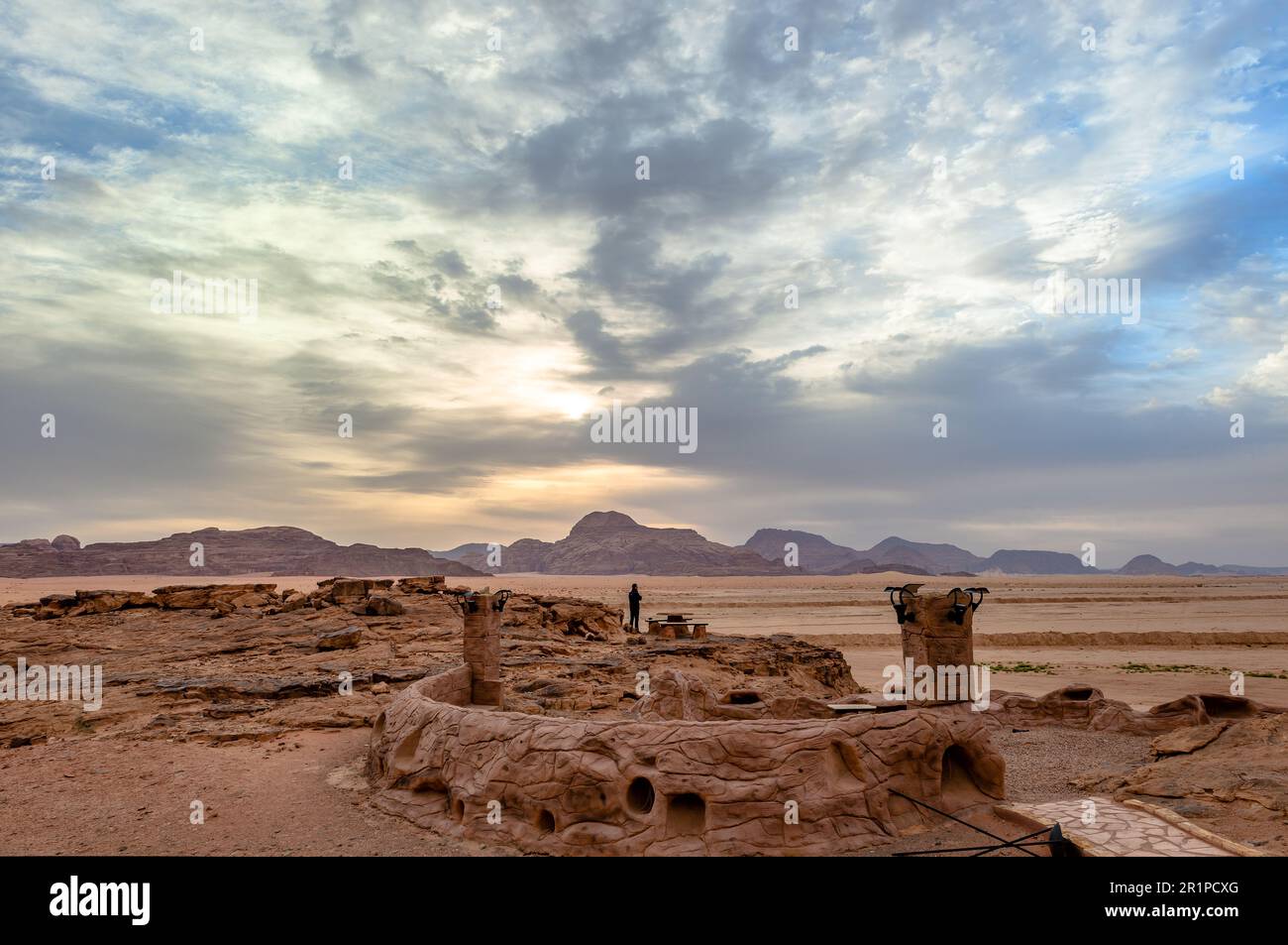 Un uomo non identificato guarda l'alba a Wadi Rum, nel sud della Giordania. Foto Stock