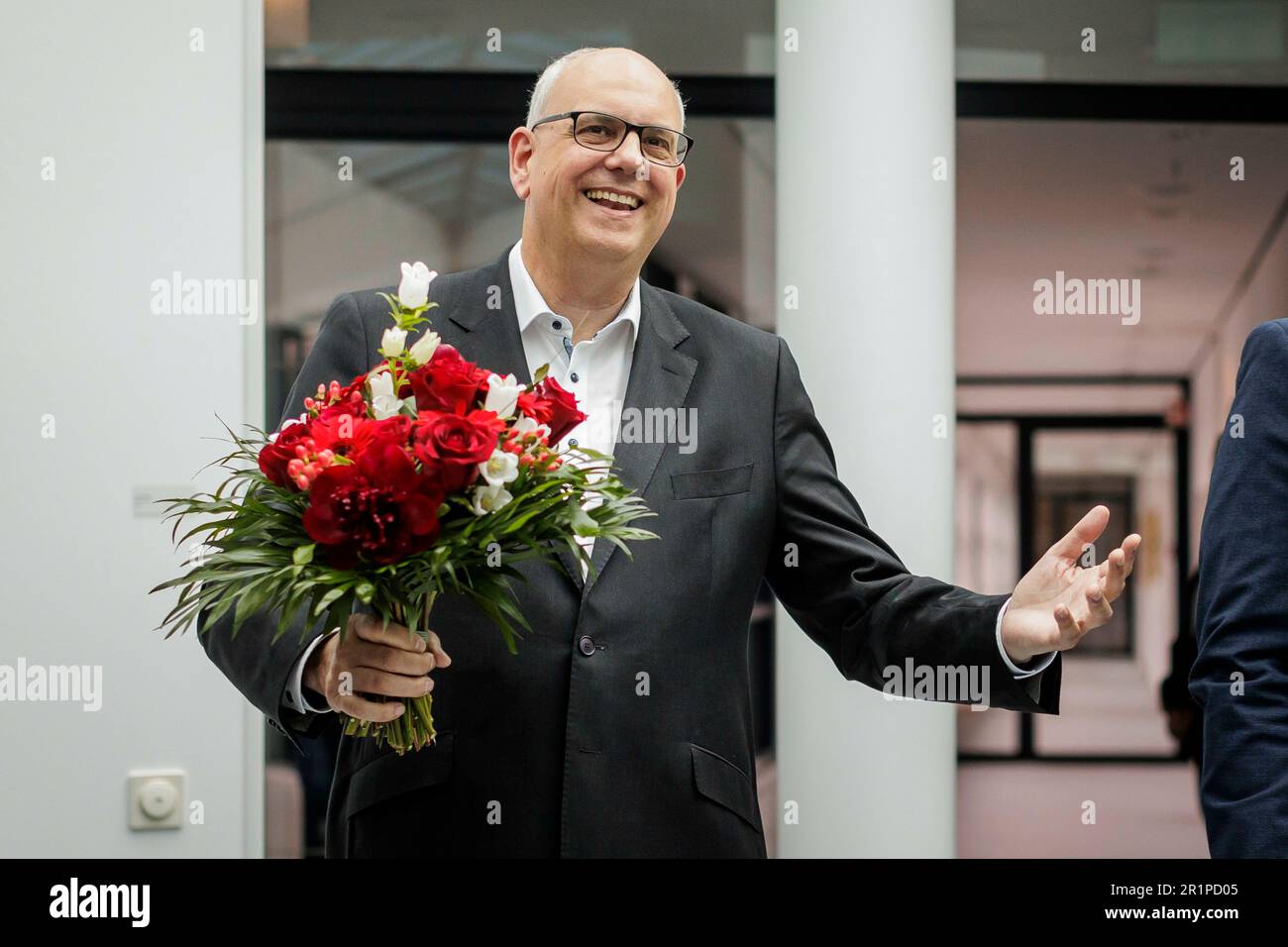 Andreas Bovenschulte (SPD), sindaco di Brema, riceve fiori dopo le elezioni di cittadinanza a Brema presso la Willy Brand House di Berlino, 15 maggio 2023. Foto Stock