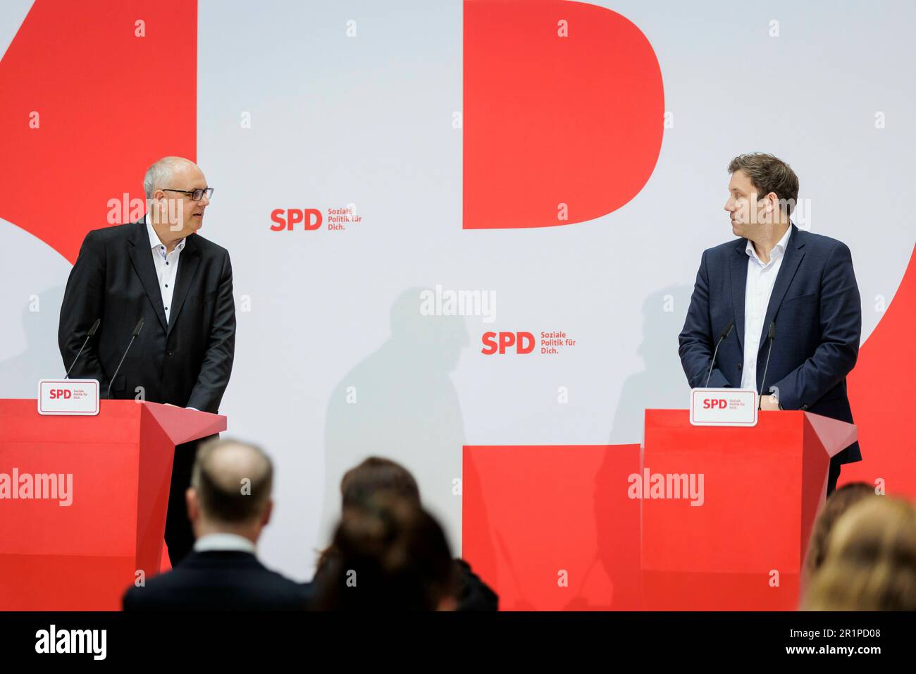 Andreas Bovenschulte (SPD), sindaco di Brema, e Lars Klingbeil, presidente del DOCUP, nella foto di una conferenza stampa dopo le elezioni per la cittadinanza a Brema nella Willy Brand House di Berlino, 15 maggio 2023. Foto Stock