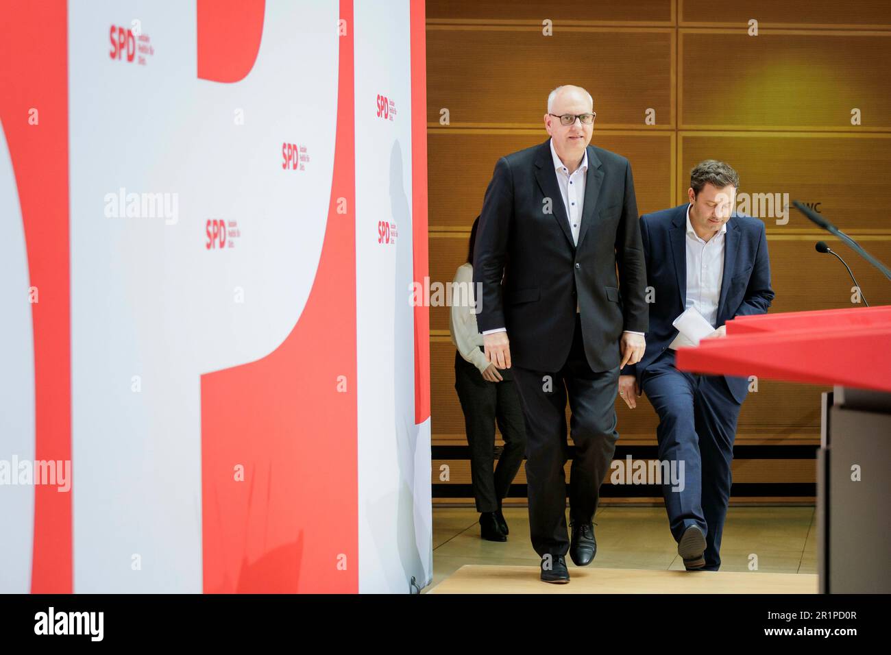 Andreas Bovenschulte (SPD), sindaco di Brema, e Lars Klingbeil, presidente del DOCUP, hanno tenuto una conferenza stampa dopo le elezioni per la cittadinanza a Brema nella Willy Brand House di Berlino, 15 maggio 2023. Foto Stock