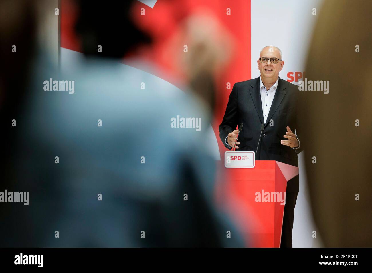 Andreas Bovenschulte (SPD), sindaco di Brema, e Lars Klingbeil (non nella foto), presidente del DOCUP, durante una conferenza stampa dopo le elezioni per la cittadinanza a Brema nella Willy Brand House di Berlino, 15 maggio 2023. Foto Stock