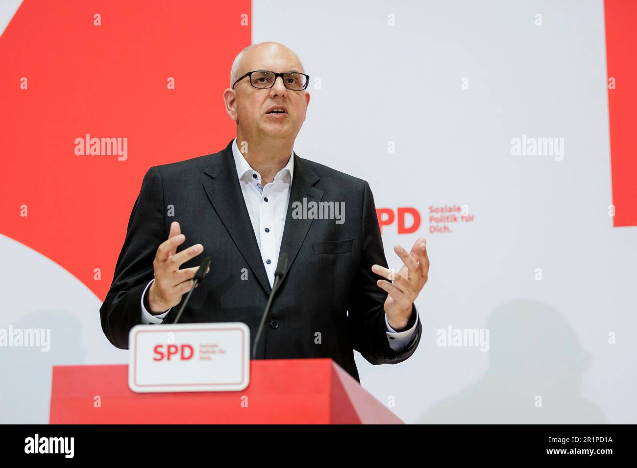 Andreas Bovenschulte (SPD), sindaco di Brema, e Lars Klingbeil (non nella foto), presidente del DOCUP, durante una conferenza stampa dopo le elezioni per la cittadinanza a Brema nella Willy Brand House di Berlino, 15 maggio 2023. Foto Stock