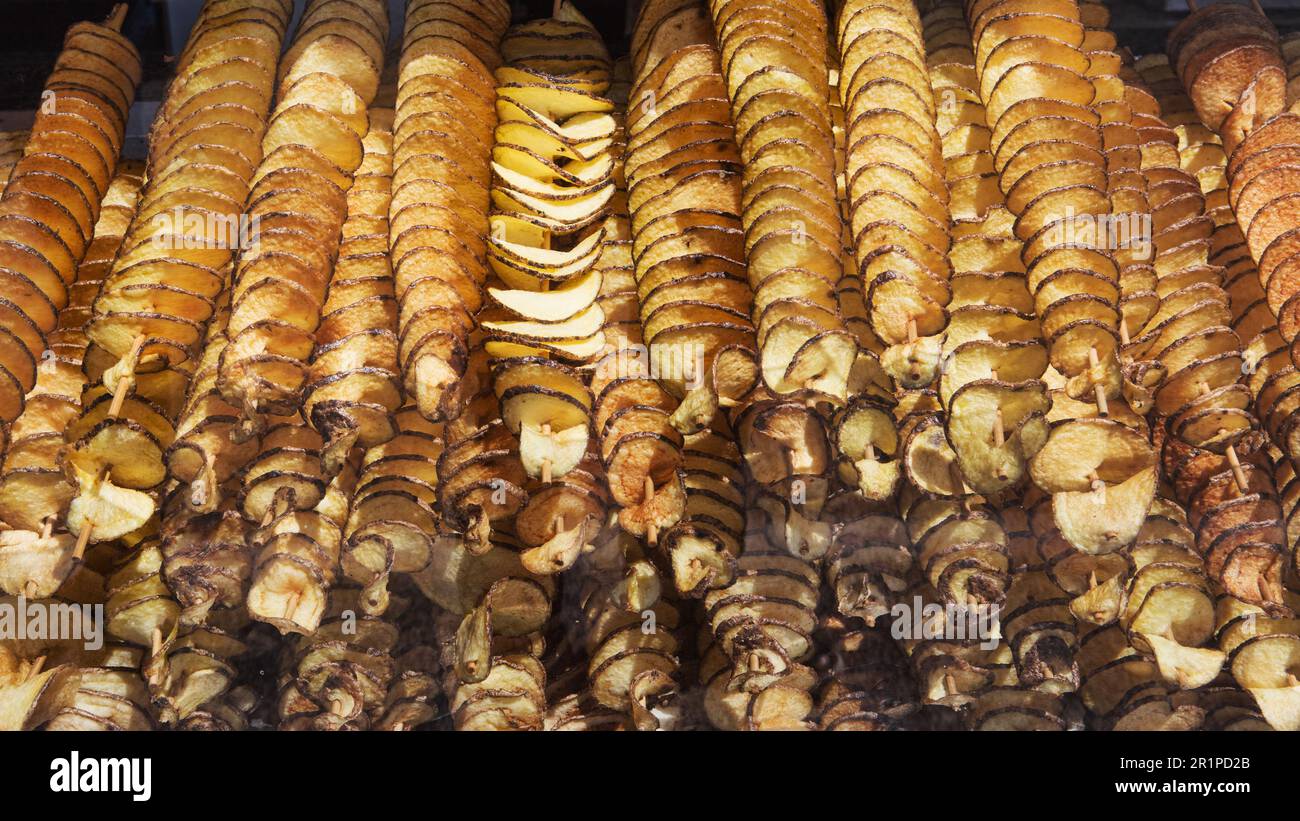 La sfrigolante delizia una perfezione croccante con autentiche patatine fritte dorate sullo spiedo Foto Stock