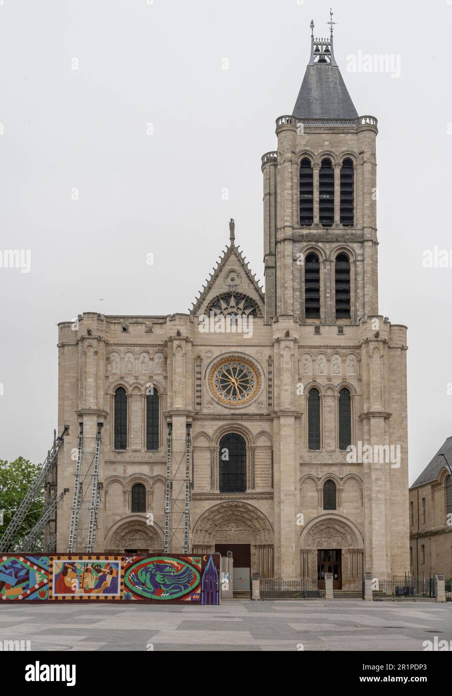 Saint-Denis, Francia - 05 15 2023: Vista della facciata della Basilica di Saint Denis e il Foto Stock