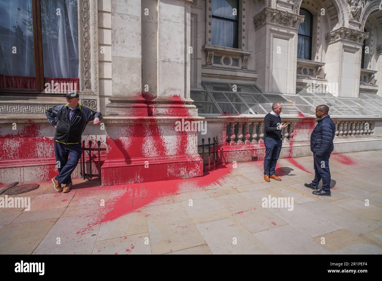 Londra Regno Unito. 15 maggio 2023 l'edificio dell'Ufficio degli Esteri e del Commonwealth a Whitehall è stato spruzzato con vernice a rin ed dagli attivisti dell'azione Palestinesi per celebrare il 75th° anniversario della Nakba (catastrofe), poiché migliaia di palestinesi erano stati costretti ad abbandonare le loro terre ancestrali quando Israele dichiarò la sua indipendenza il 14 maggio 1948 . Credit: amer Ghazzal/Alamy Live News Foto Stock