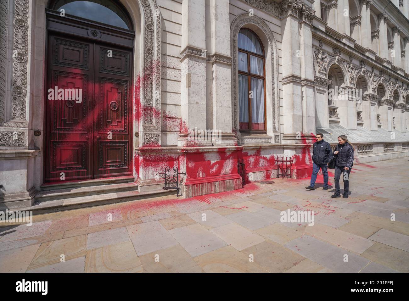 Londra Regno Unito. 15 maggio 2023 l'edificio dell'Ufficio degli Esteri e del Commonwealth a Whitehall è stato spruzzato con vernice a rin ed dagli attivisti dell'azione Palestinesi per celebrare il 75th° anniversario della Nakba (catastrofe), poiché migliaia di palestinesi erano stati costretti ad abbandonare le loro terre ancestrali quando Israele dichiarò la sua indipendenza il 14 maggio 1948 . Credit: amer Ghazzal/Alamy Live News Foto Stock