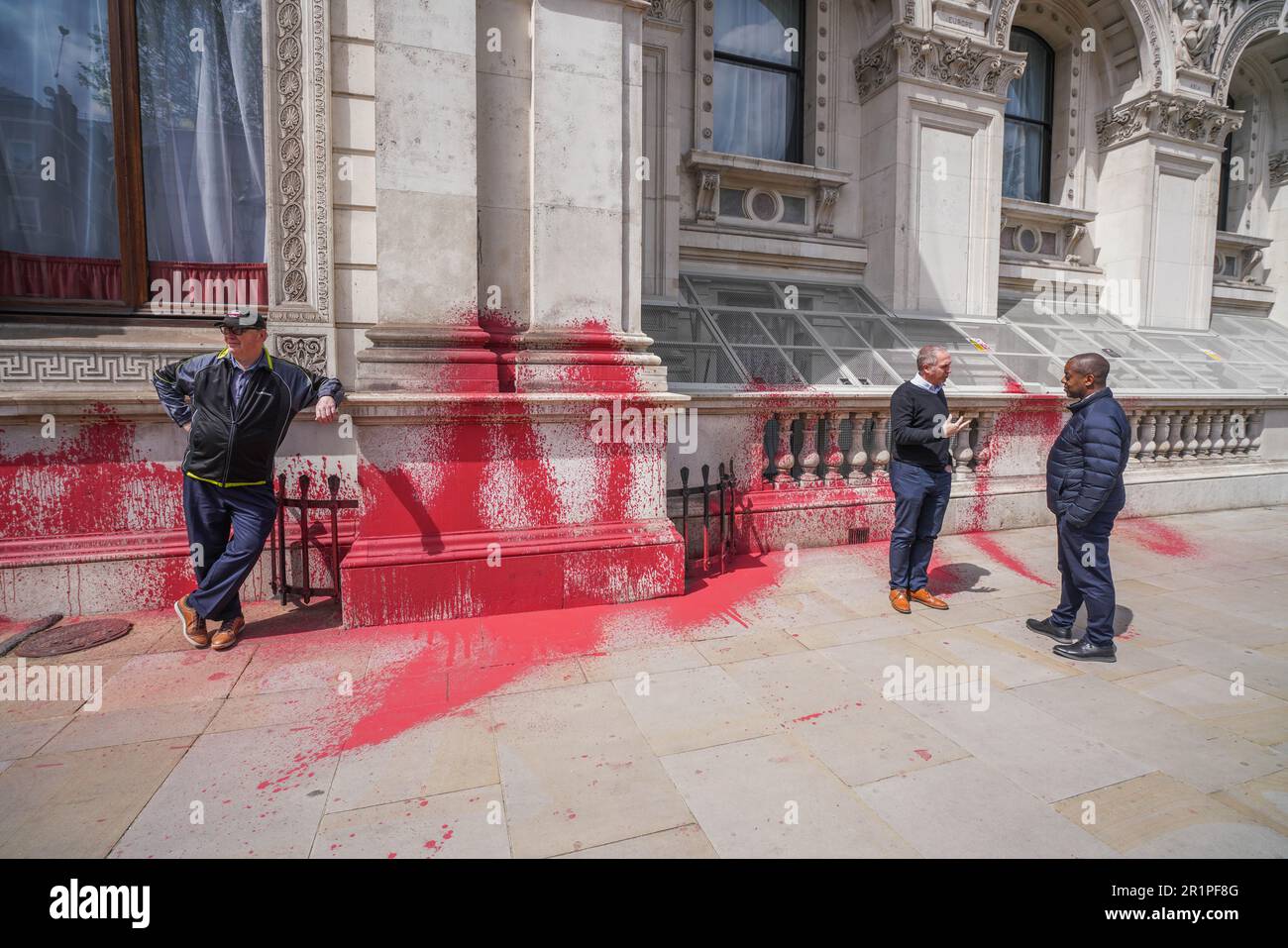 Londra Regno Unito. 15 maggio 2023 l'edificio dell'Ufficio degli Esteri e del Commonwealth a Whitehall è stato spruzzato con vernice a rin ed dagli attivisti dell'azione Palestinesi per celebrare il 75th° anniversario della Nakba (catastrofe), poiché migliaia di palestinesi erano stati costretti ad abbandonare le loro terre ancestrali quando Israele dichiarò la sua indipendenza il 14 maggio 1948 . Credit: amer Ghazzal/Alamy Live News Foto Stock