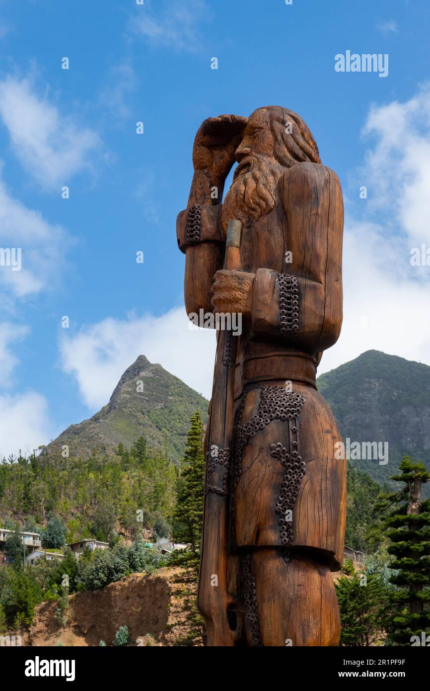 Cile, Arcipelago Juan Fernandez, Isola Robinson Crusoe, Cumberland Bay, villaggio di San Juan Bautista. Statua di Alexander Selkirk che è stato marooned. Foto Stock