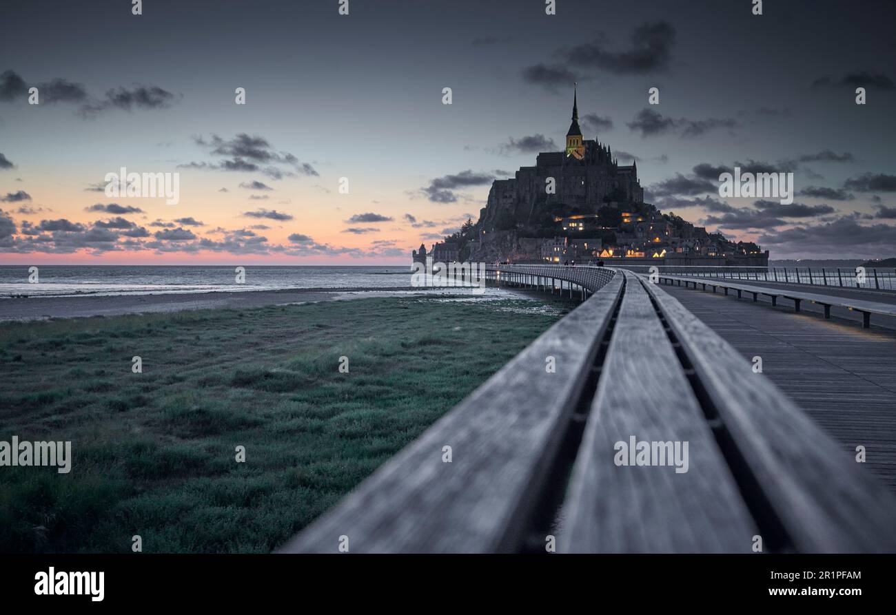 Francia, Normandia, Mont Saint-Michel in luce notturna con la bassa marea Foto Stock