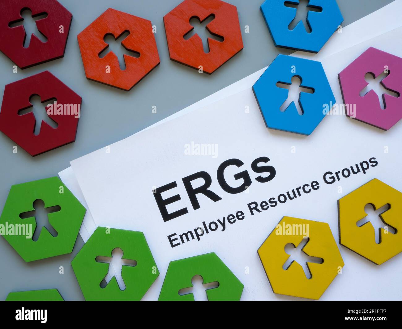 Figurine colorate e articoli sui gruppi di risorse per i dipendenti ERG. Foto Stock