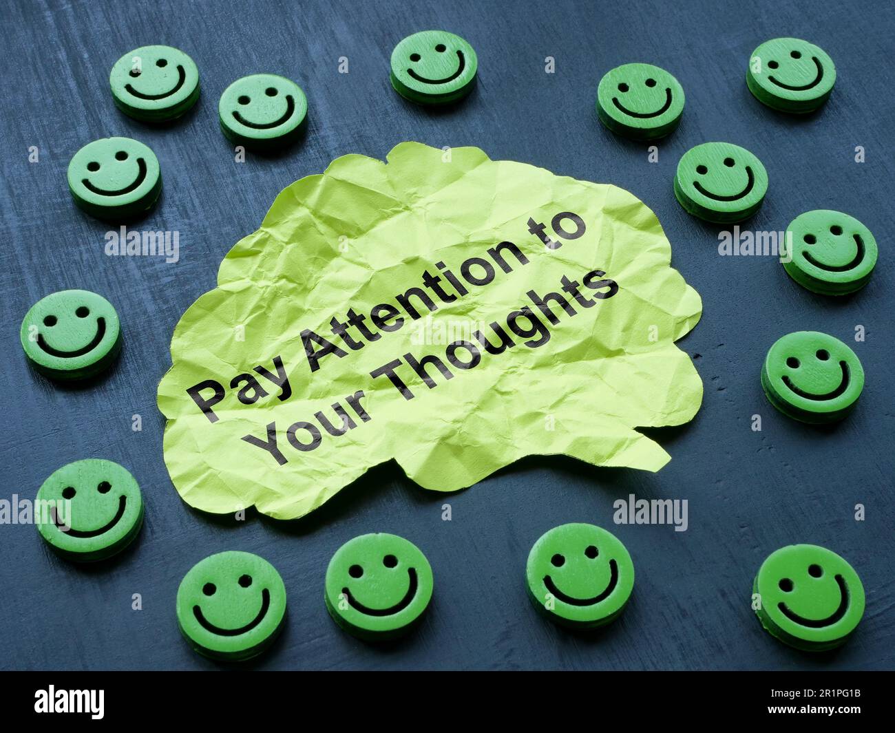 Cervello di carta con iscrizione prestate attenzione ai vostri pensieri. Foto Stock