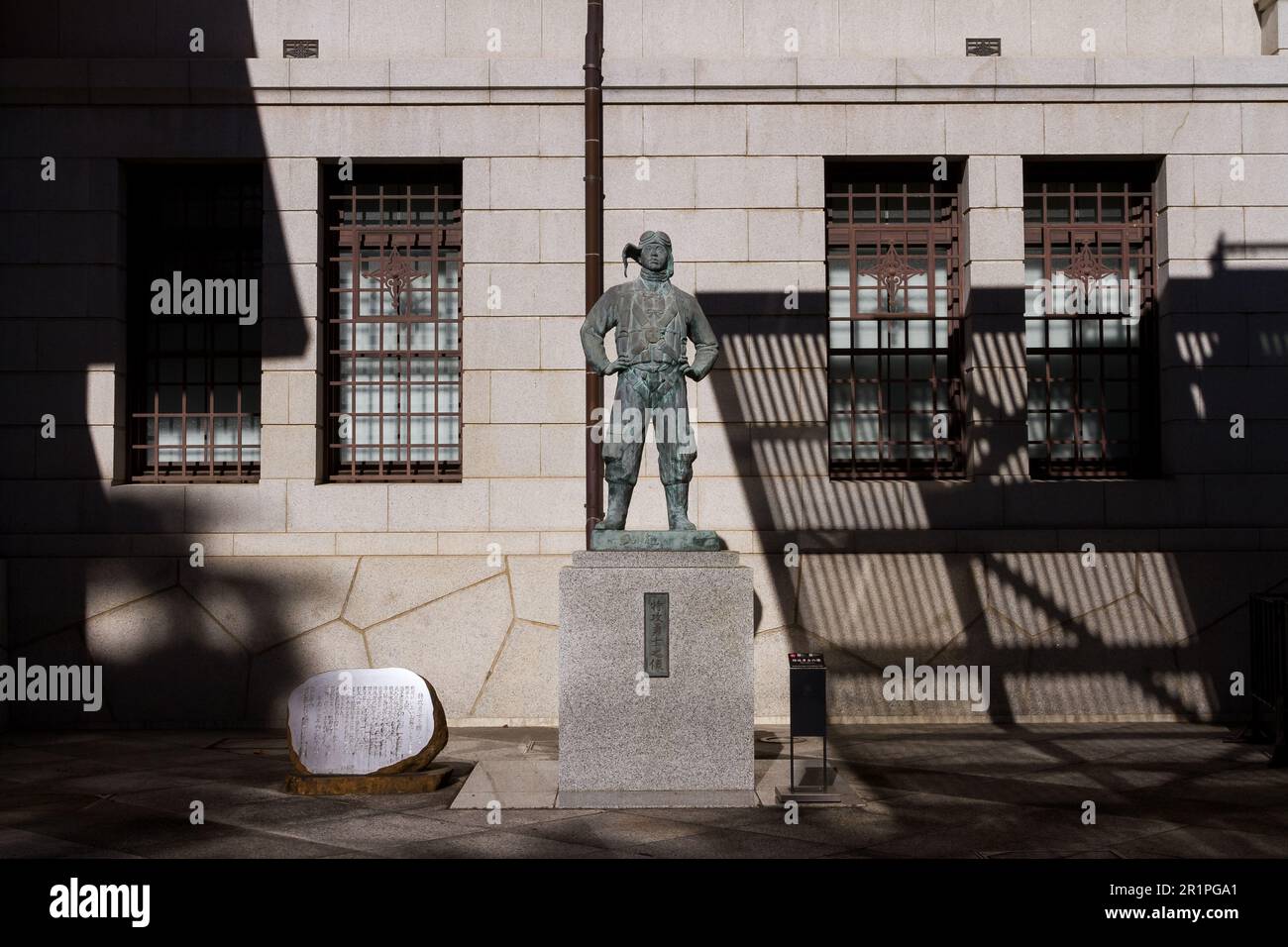 Una statua che commemora i piloti Kamikaze della seconda Guerra Mondiale fuori dal museo al controverso Santuario di Yasukuni, Kudanshita, Tokyo, Giappone. Foto Stock