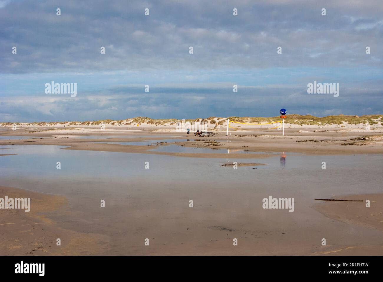 Zona di sport sulla spiaggia allagata Foto Stock