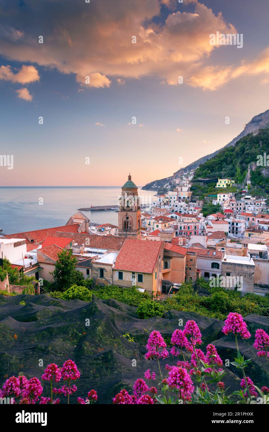 Amalfi, Italia. Immagine del paesaggio urbano della famosa città costiera di Amalfi, situata sulla Costiera Amalfitana, Italia al tramonto. Foto Stock