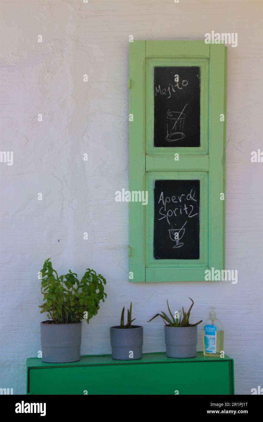 Menu bevande in un ristorante sull'isola di Symi, Grecia, piante, Foto Stock