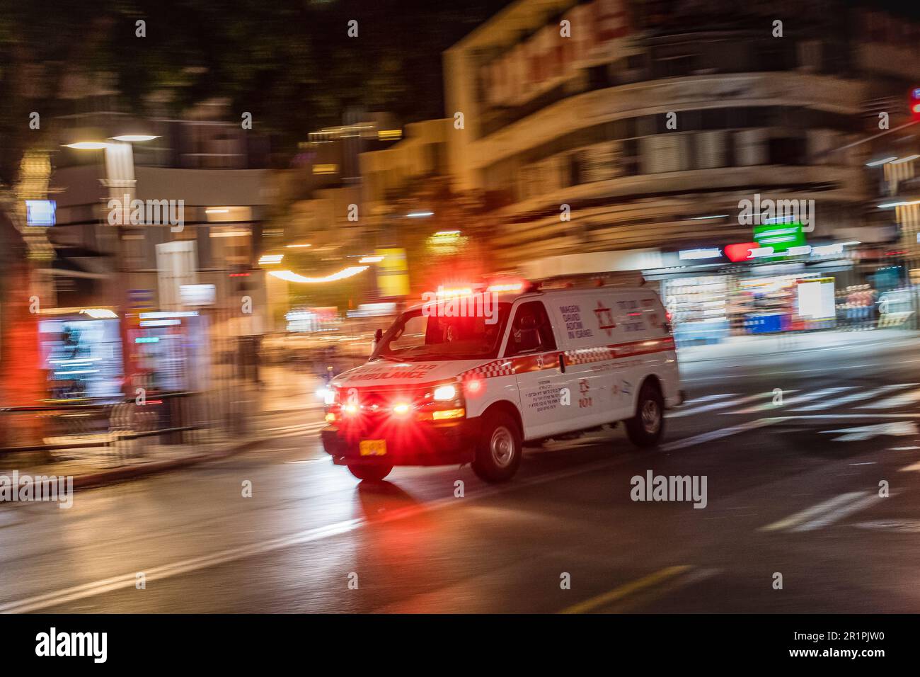 Ambulanza che si muove rapidamente per le strade di Tel Aviv Israele Dicembre 2022 Foto Stock