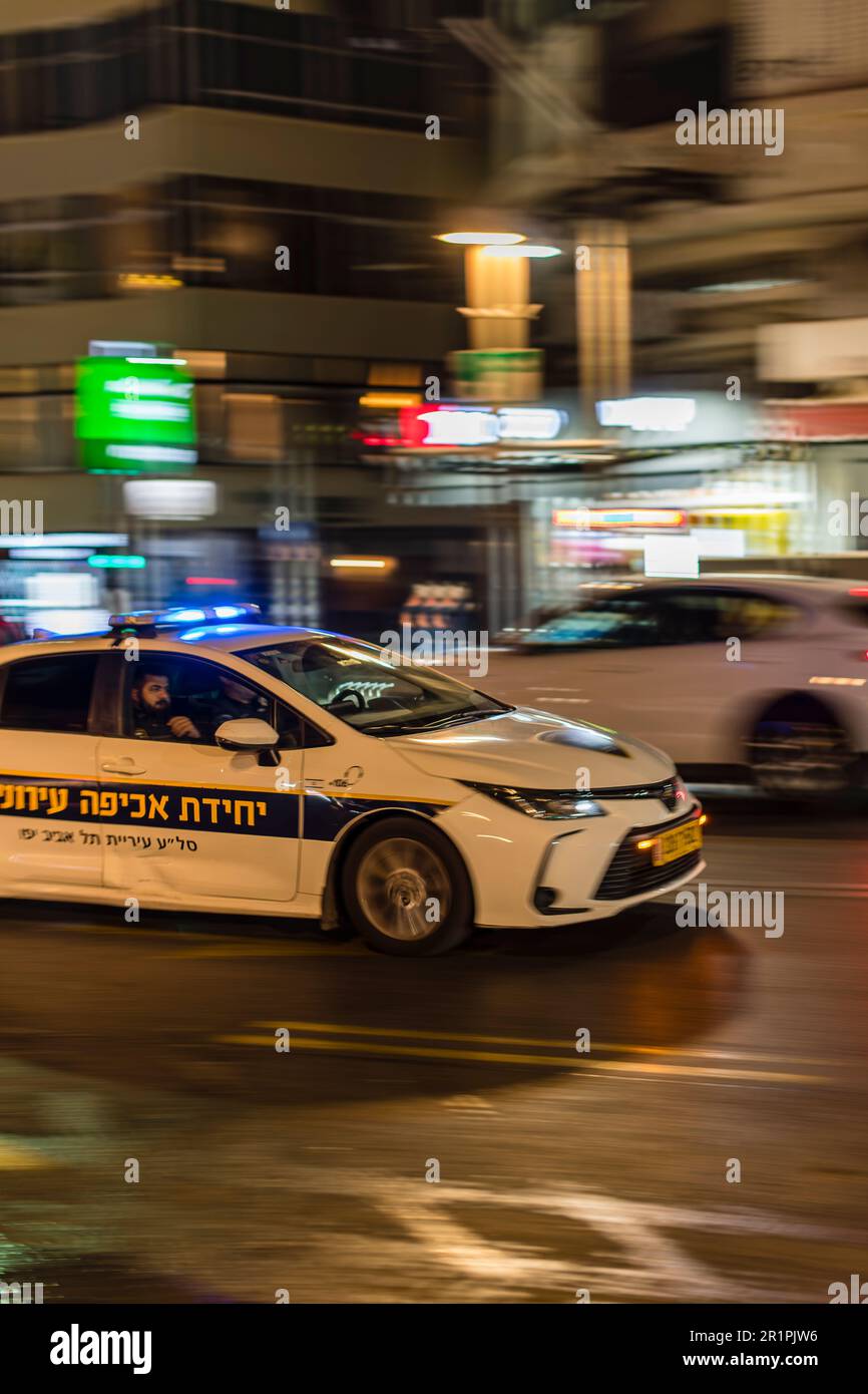 Sicurezza / polizia auto in rapido movimento per le strade di Tel Aviv Israele 2022 dicembre Foto Stock