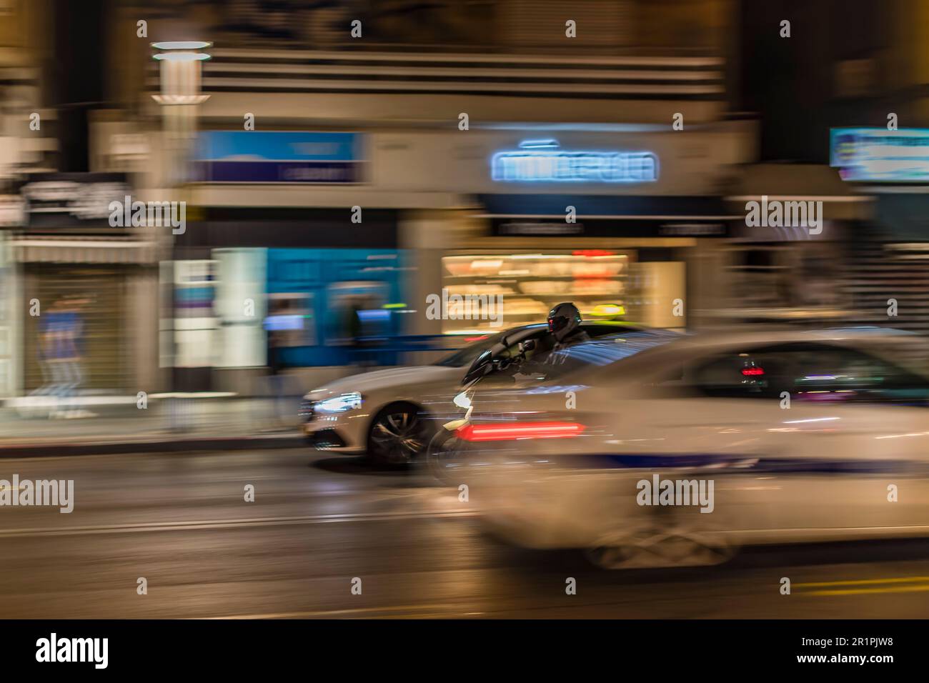 Movimento di auto di notte e moto, attraverso la strada per Tel Aviv Foto Stock
