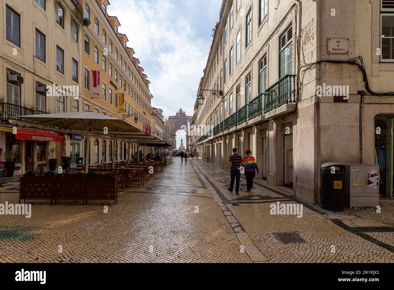 Arco di Rua Augusta a Lisbona, Portogallo da lontano Foto Stock
