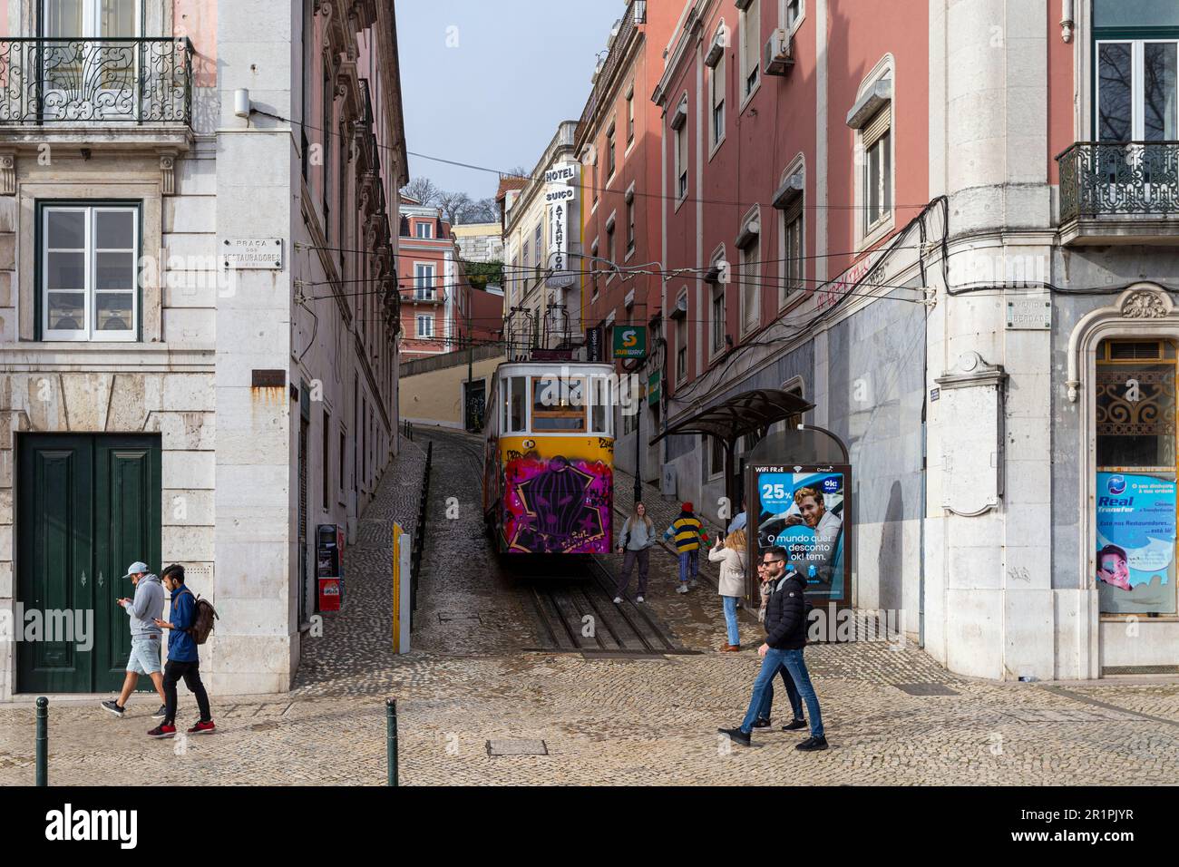 La funicolare Gloria (Elevador da Glória) nel centro della città di Lisbona, Portogallo, è una delle tre funicolari di Lisbona che dovete semplicemente guidare. Foto Stock
