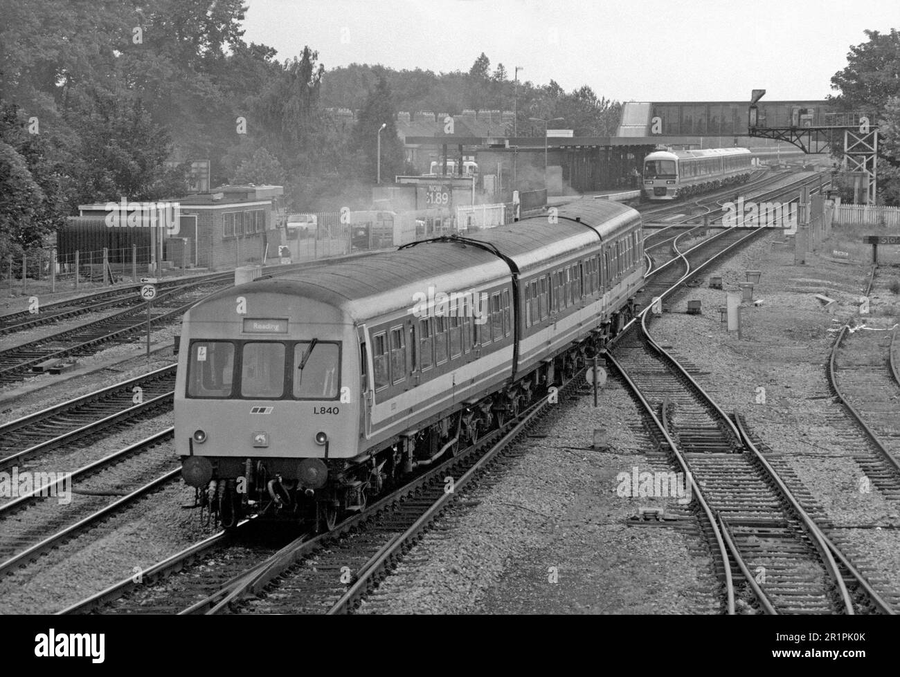 Un set di unità multiple diesel classe 101 numero L840 costituito dai veicoli 53311 e 53322 parte da Oxford con un servizio Network South East. Il nuovo ordine delle DMU di Classe 165 che le sostituirebbero è visibile in background. Oxford. 20th giugno 1992. Foto Stock