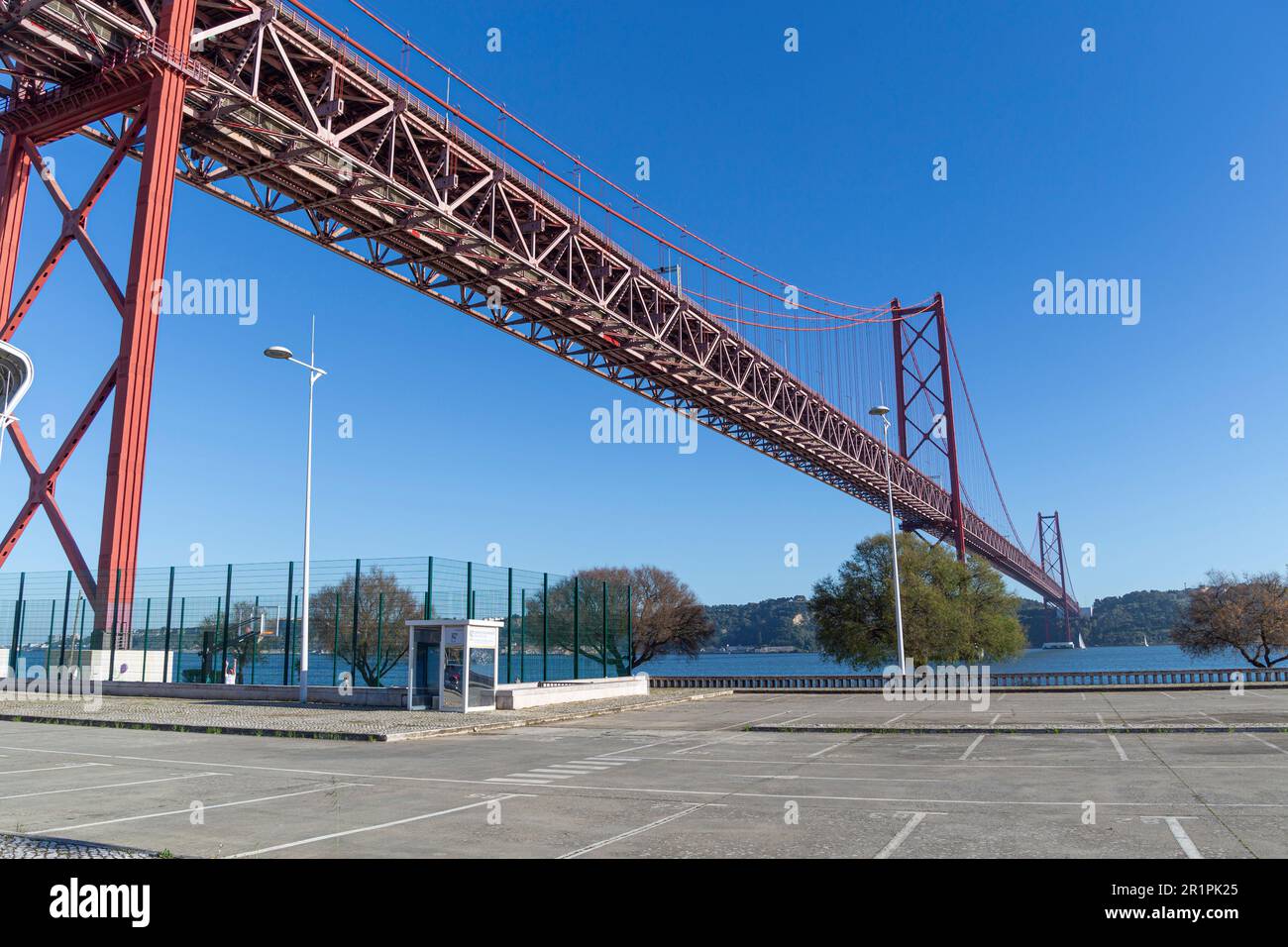 Il ponte del 25 aprile (Ponte 25 de Abril) è un ponte sospeso in acciaio situato a Lisbona, Portogallo, che attraversa il fiume Targus. E' uno dei punti di riferimento piu' famosi della regione. Foto Stock