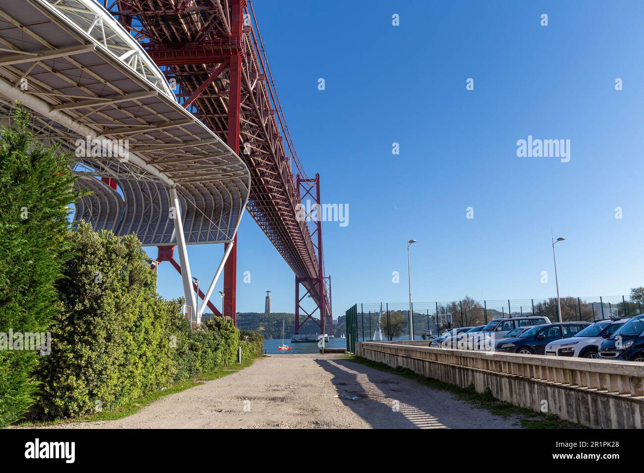 Il ponte del 25 aprile (Ponte 25 de Abril) è un ponte sospeso in acciaio situato a Lisbona, Portogallo, che attraversa il fiume Targus. E' uno dei punti di riferimento piu' famosi della regione. Foto Stock