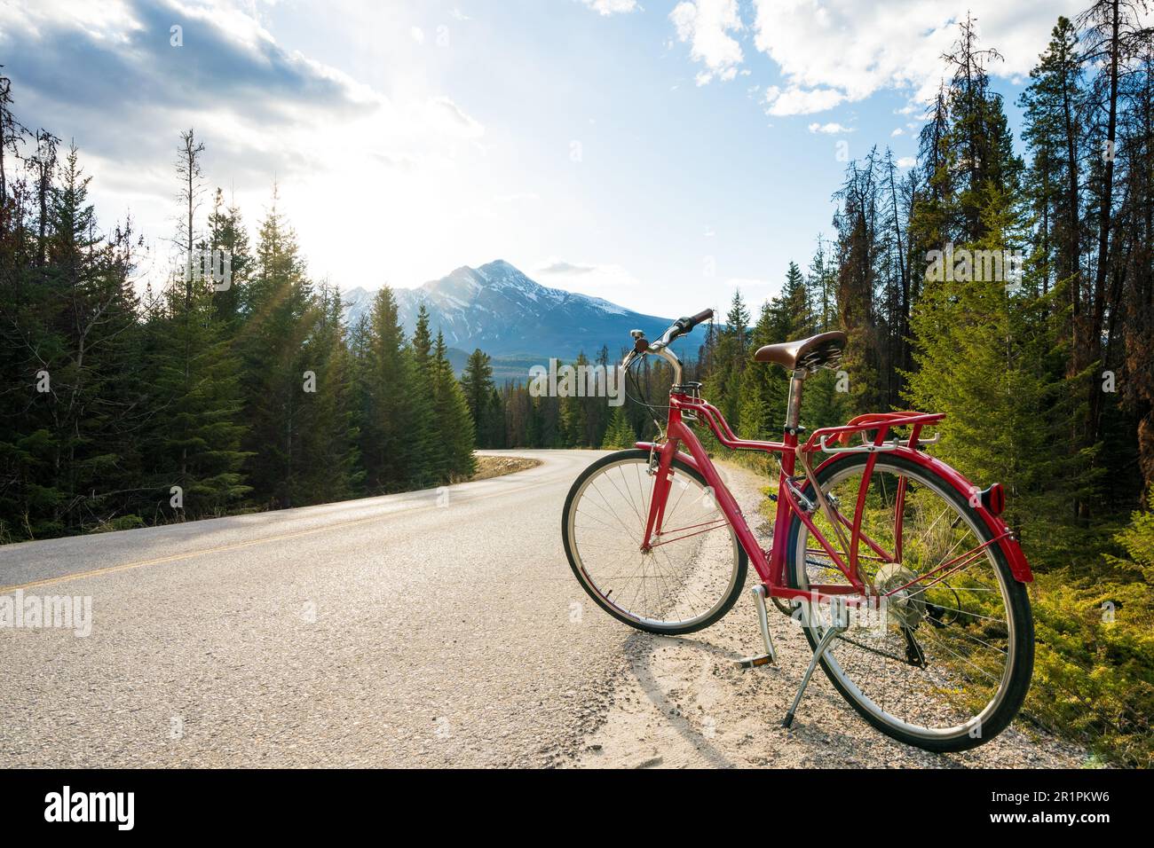 In bicicletta nella natura. Escursione panoramica in bicicletta lungo il percorso alpino. Maligne Lake Road. Jasper National Park, Alberta, Canada. Foto Stock