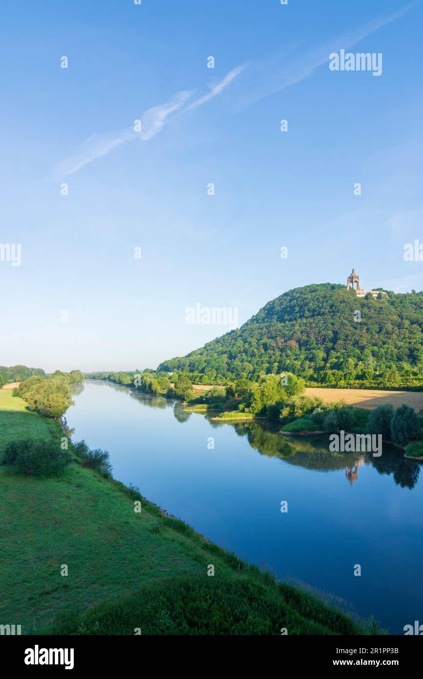 Porta Westfalica, gola di porta Westfalica, fiume Weser, Kaiser-Wilhelm-Denkmal (monumento dell'imperatore Guglielmo), colline di Wiehen (Wiehengebirge) a Teutoburger Wald, Renania settentrionale-Vestfalia, Germania Foto Stock