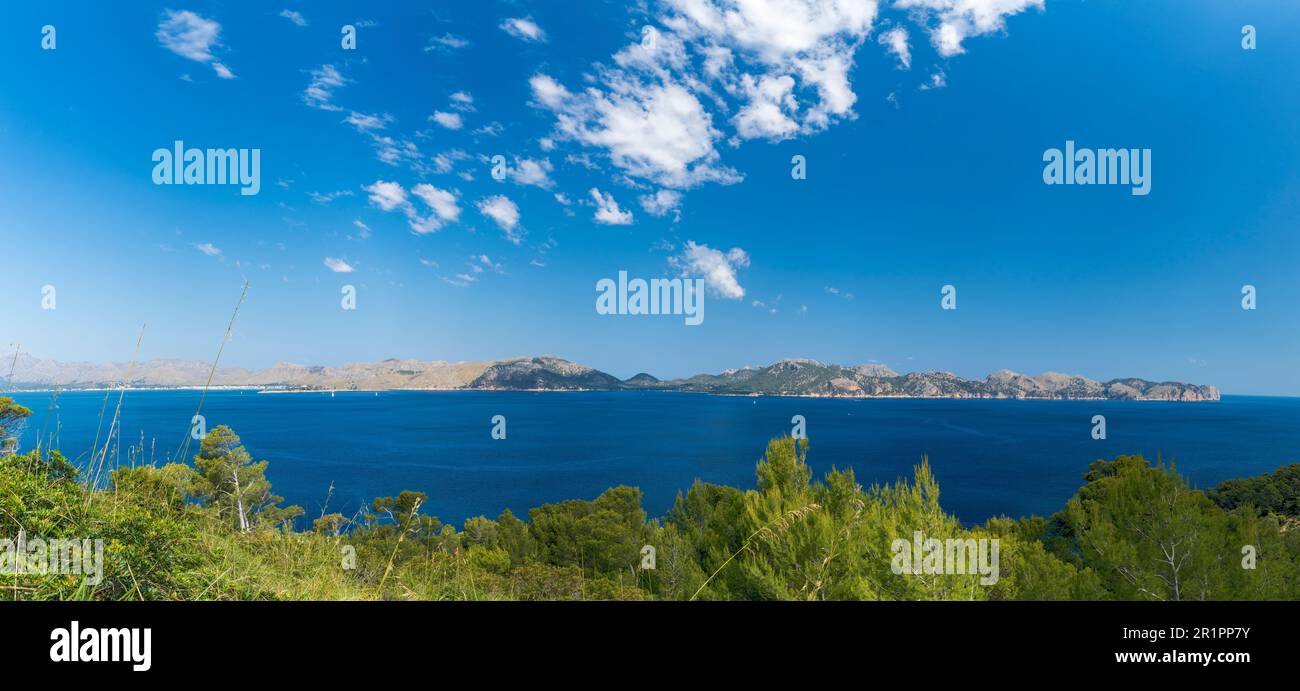 Panorama della baia di Alcudia con la penisola di Formentor, Maiorca, Spagna, 15 maggio 2023 Foto Stock