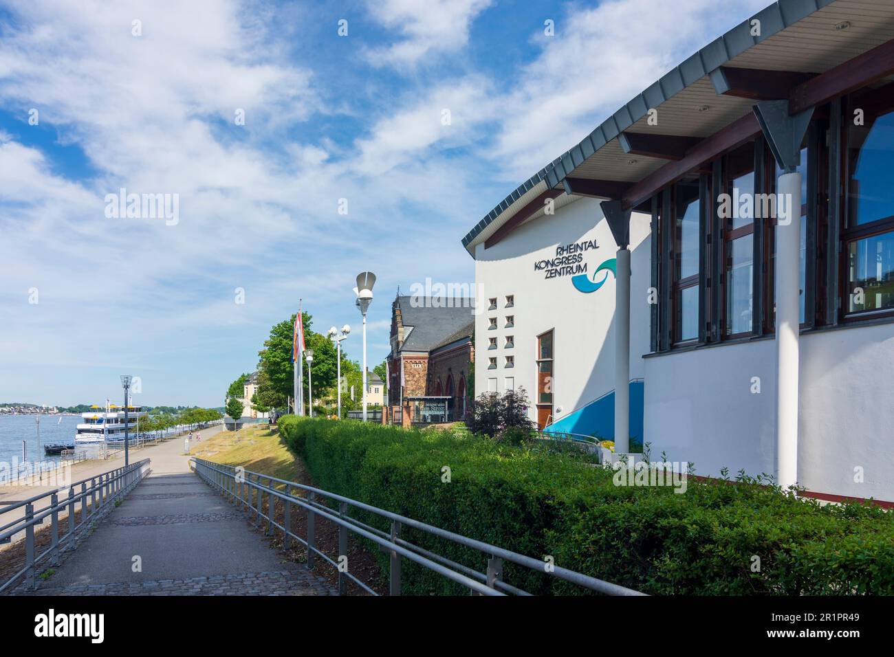 Bingen am Rhein, passeggiata Rheinpromenade, centro congressi Rheintal Kongress Zentrum, fiume Rhein (Reno) a Rheintal, Renania-Palatinato, Germania Foto Stock