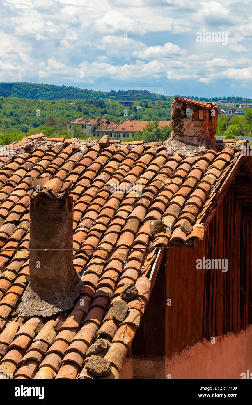 Tetto tradizionale piastrellato rosso a Veliko Tarnovo, Bulgaria. Foto Stock