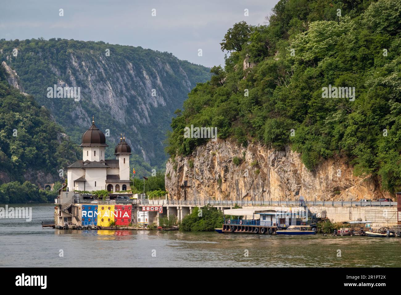 Monastero ortodosso di Mraconia situato nella piccola Gola di Cazan sul Danubio, in Romania. Originariamente situato qui nel C15 ma principalmente un edificio C20. Foto Stock