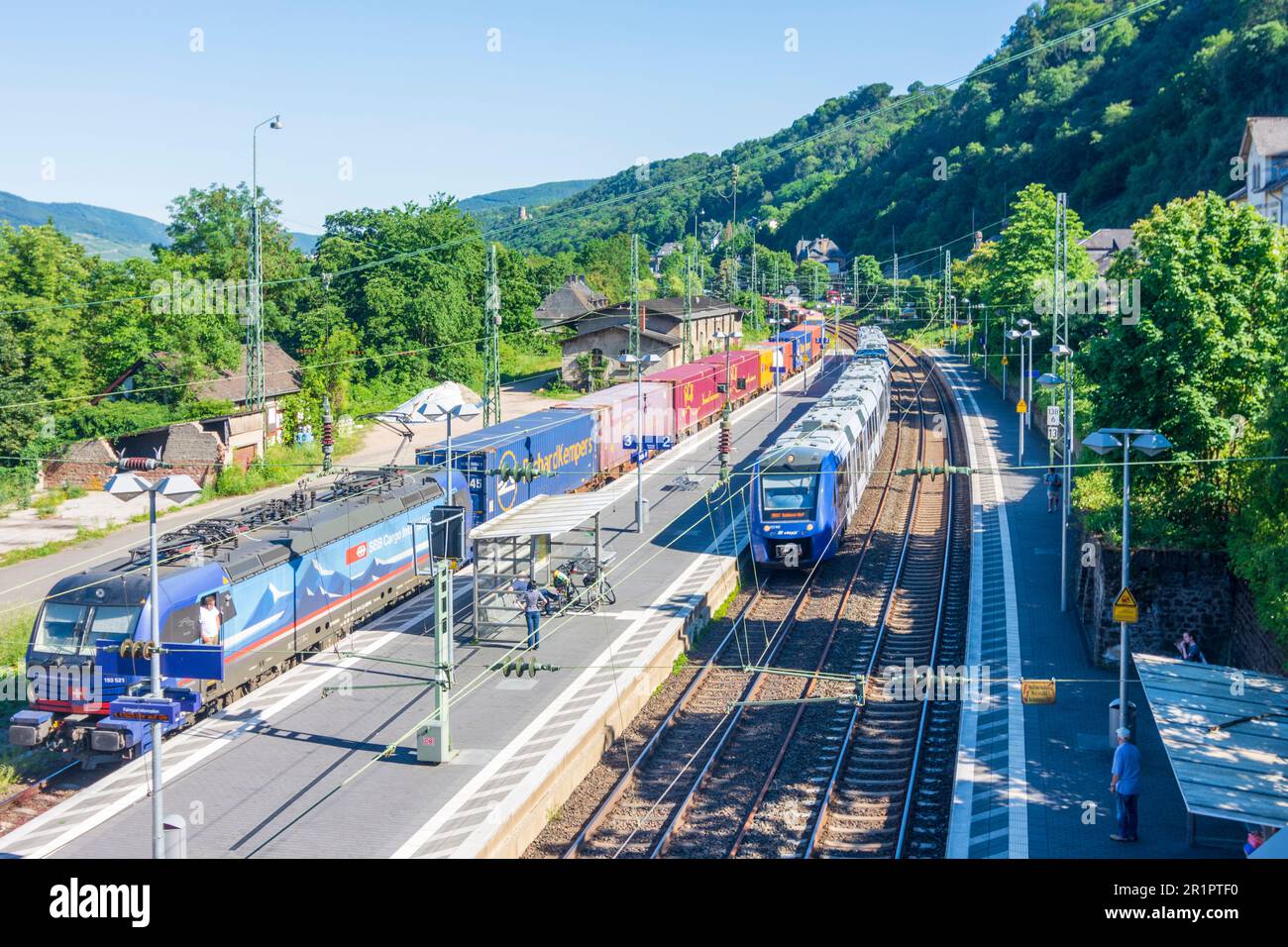 Bacharach, stazione ferroviaria di Bacharach, treno merci e treno locale, ferrovia del Reno occidentale a Rheintal, Renania-Palatinato, Germania Foto Stock