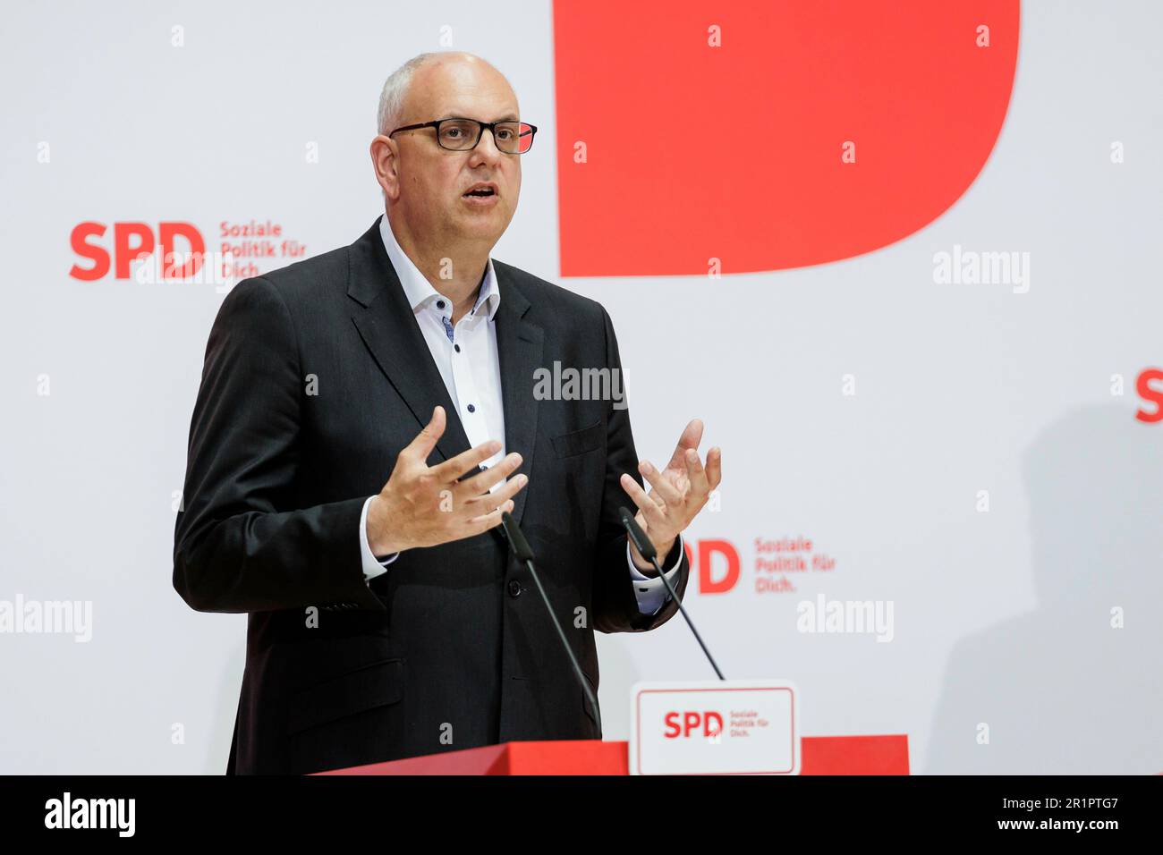 Andreas Bovenschulte (SPD), sindaco di Brema, e Lars Klingbeil (non nella foto), presidente del DOCUP, durante una conferenza stampa dopo le elezioni per la cittadinanza a Brema nella Willy Brand House di Berlino, 15 maggio 2023. Foto Stock