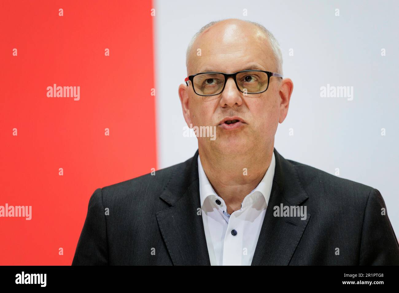 Andreas Bovenschulte (SPD), sindaco di Brema, e Lars Klingbeil (non nella foto), presidente del DOCUP, durante una conferenza stampa dopo le elezioni per la cittadinanza a Brema nella Willy Brand House di Berlino, 15 maggio 2023. Foto Stock