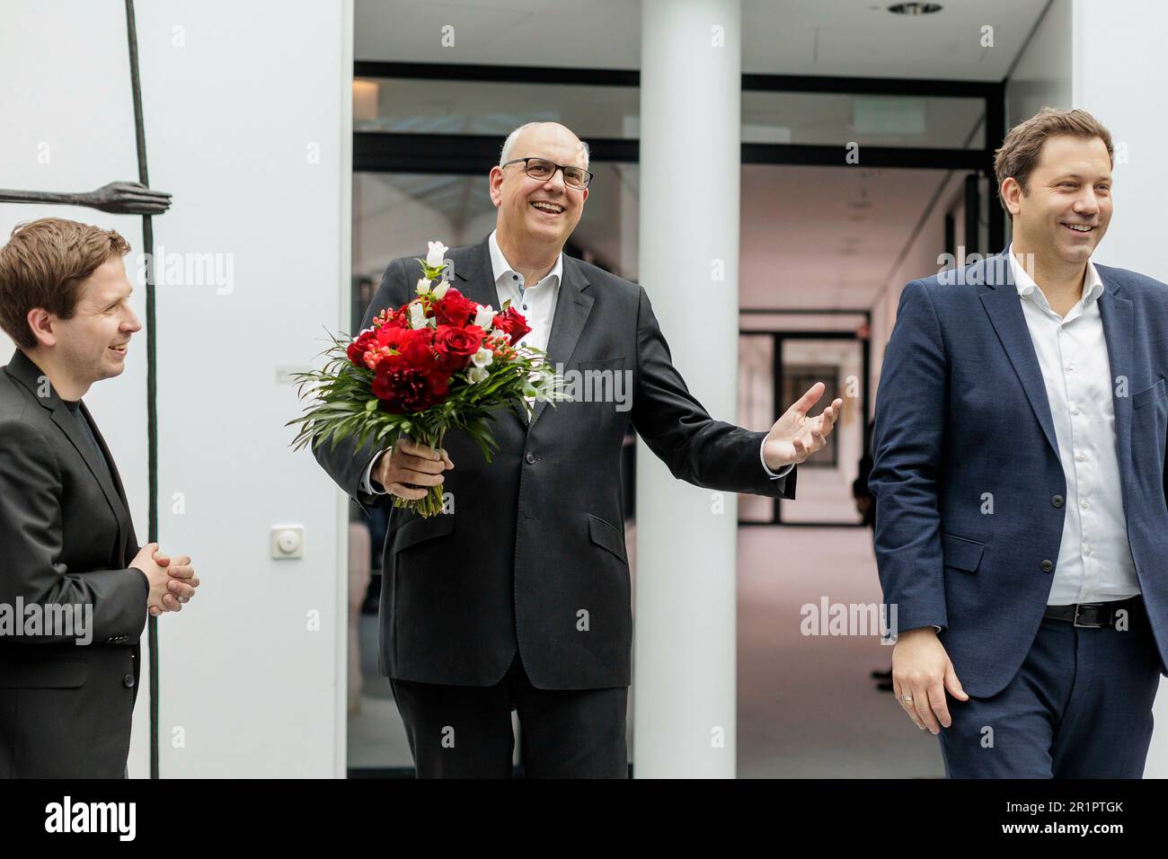 Andreas Bovenschulte (SPD), sindaco di Brema, riceve fiori dopo le elezioni di cittadinanza a Brema presso la Willy Brand House di Berlino, 15 maggio 2023. Foto Stock