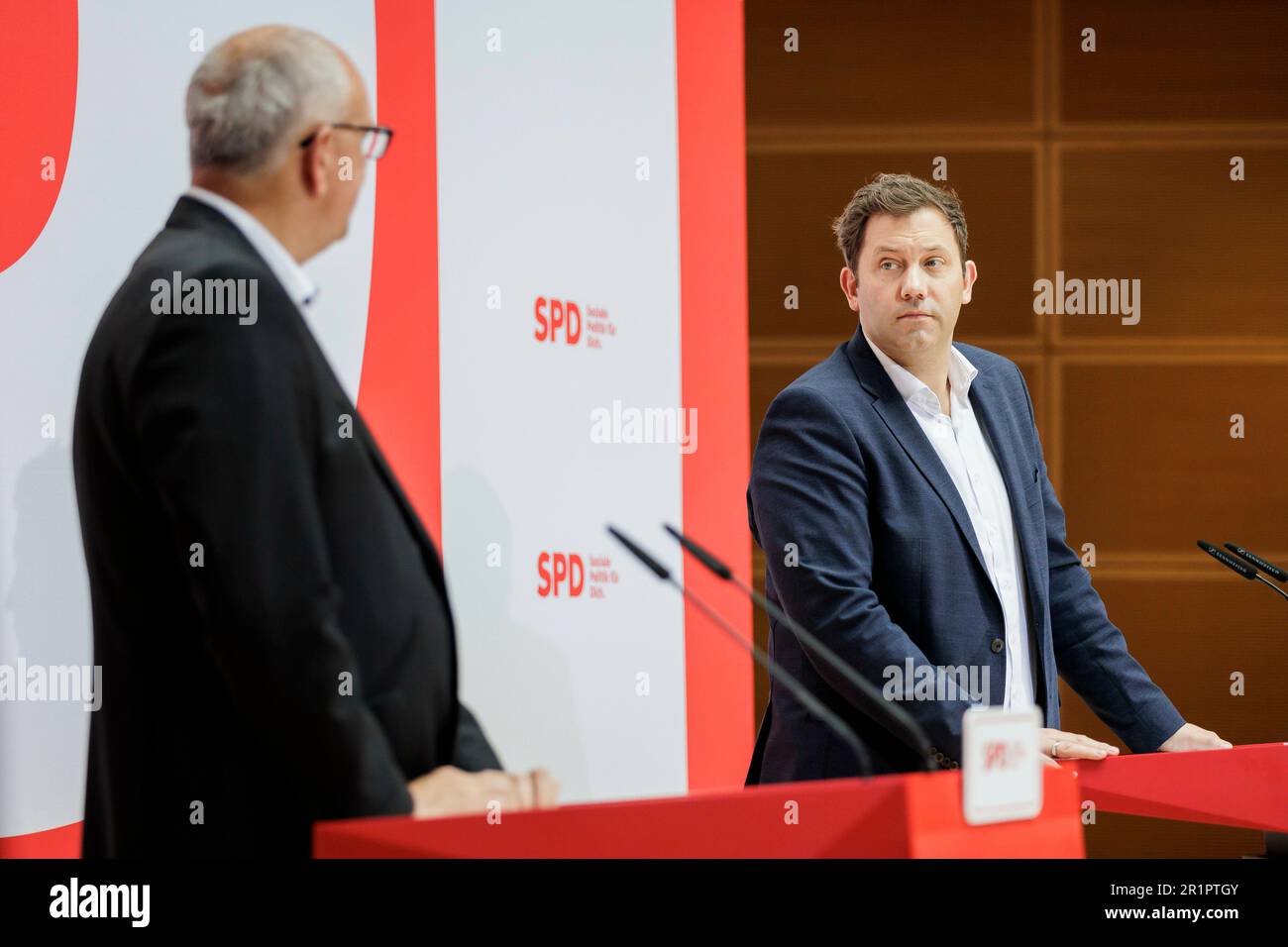 Andreas Bovenschulte (SPD), sindaco di Brema, e Lars Klingbeil, presidente del DOCUP, nella foto di una conferenza stampa dopo le elezioni di cittadinanza a Brema nella Willy Brand House di Berlino, 15 maggio 2023. Foto Stock