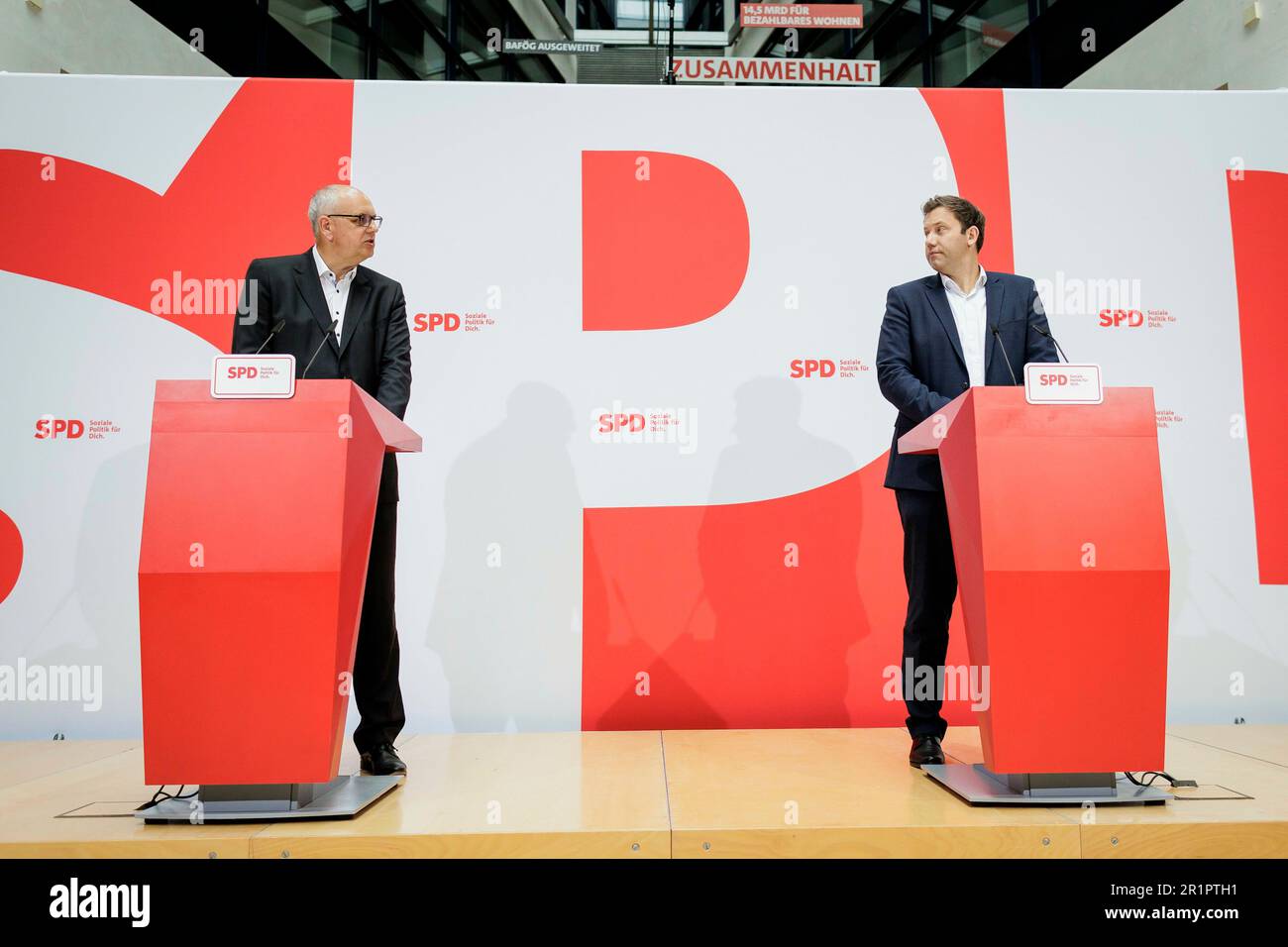 Andreas Bovenschulte (SPD), sindaco di Brema, e Lars Klingbeil, presidente del DOCUP, nella foto di una conferenza stampa dopo le elezioni per la cittadinanza a Brema nella Willy Brand House di Berlino, 15 maggio 2023. Foto Stock