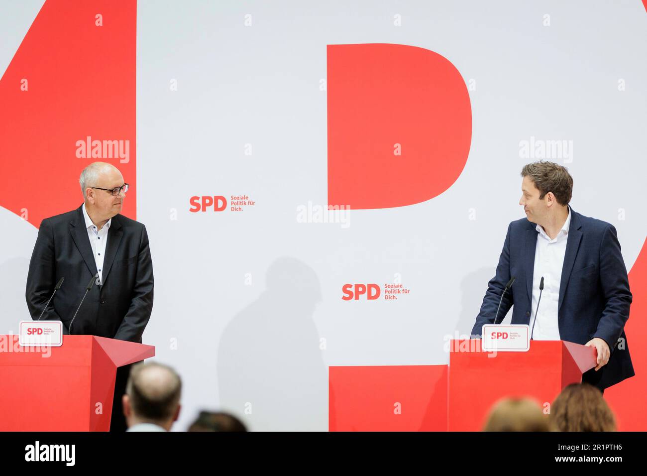 Andreas Bovenschulte (SPD), sindaco di Brema, e Lars Klingbeil, presidente del DOCUP, hanno tenuto una conferenza stampa dopo le elezioni per la cittadinanza a Brema nella Willy Brand House di Berlino, 15 maggio 2023. Foto Stock