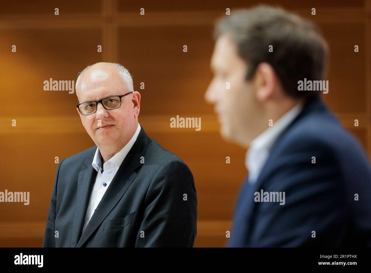 Andreas Bovenschulte (SPD), sindaco di Brema, e Lars Klingbeil, presidente del DOCUP, hanno tenuto una conferenza stampa dopo le elezioni per la cittadinanza a Brema nella Willy Brand House di Berlino, 15 maggio 2023. Foto Stock