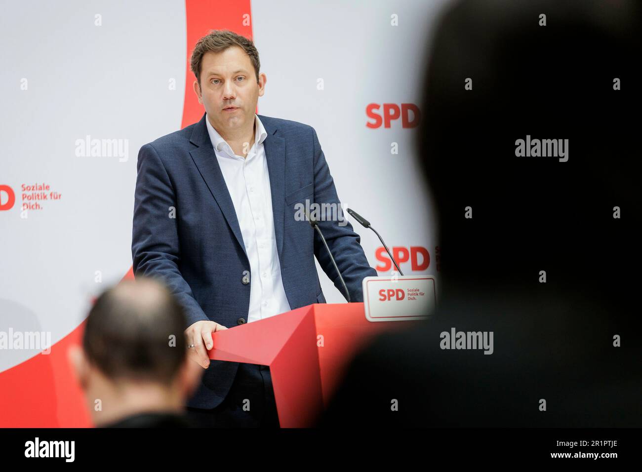 Andreas Bovenschulte (SPD) (non nella foto), sindaco di Brema, e Lars Klingbeil, presidente del DOCUP, durante una conferenza stampa dopo le elezioni per la cittadinanza a Brema nella Willy Brand House di Berlino, 15 maggio 2023. Foto Stock