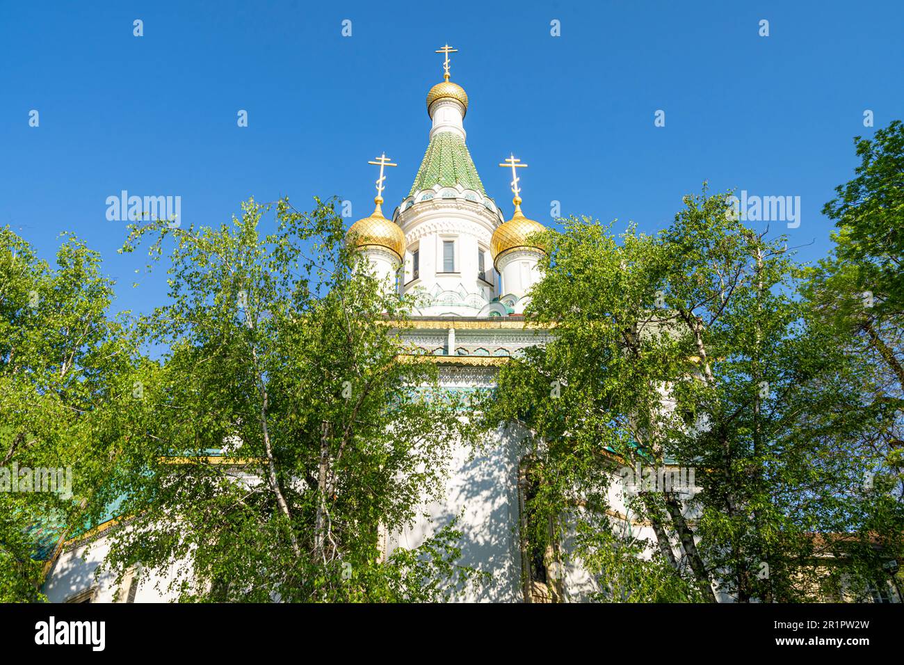 Sofia, Bulgaria. Maggio 2023. Le cupole del St. Nicholas tra gli alberi di un parco nel centro della città Foto Stock