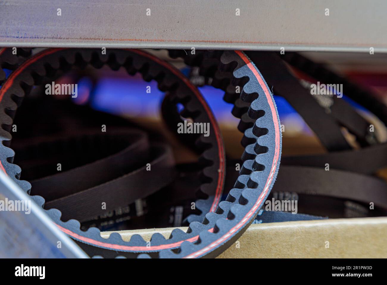 Cinghia di trasmissione dentata per un compressore in una scatola in magazzino. Primo piano. Foto di alta qualità Foto Stock