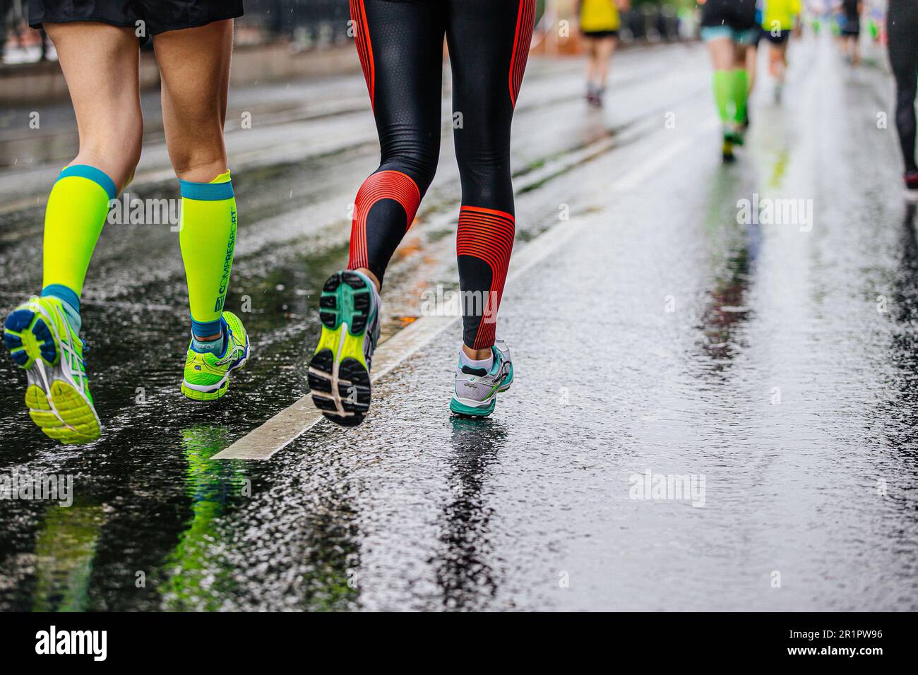 Donne scarpe da corsa immagini e fotografie stock ad alta risoluzione -  Alamy